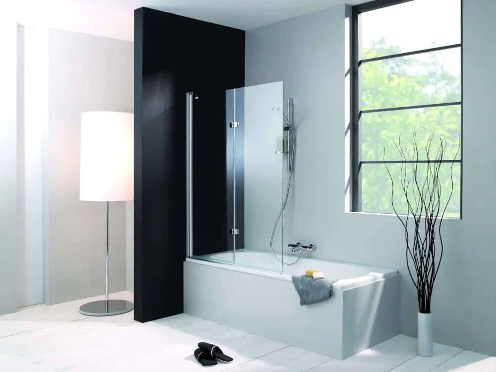 Hüppe 501 Design pure Badewannenabtrennung Schwingfalttür Chromglanz Grau getönt mit Anti-Plaque - 1200mm / 1500mm - Anschlag Links Zertifiziert