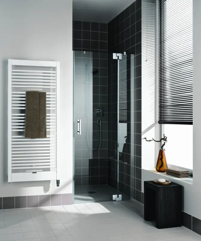 Super-Preis Kermi Filia XP Pendeltür 1-flügelig mit Festfeld für Nische Milchglas SR Opaco KermiClean Silber Hochglanz 140 cm x 200 cm Anschlag rechts Montage auf Duschwanne oder bodengleich